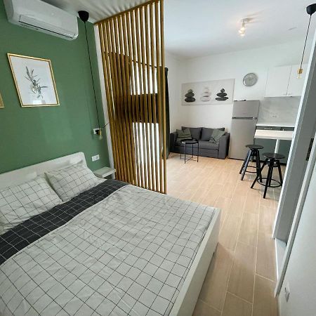 Modern Studio Overlooking Downtown Макарска Экстерьер фото