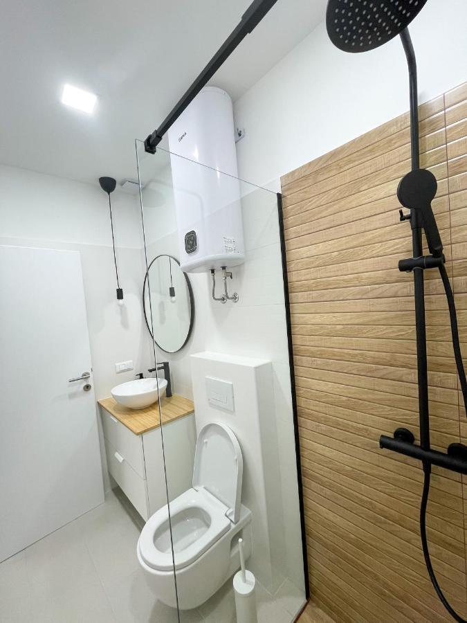 Modern Studio Overlooking Downtown Макарска Экстерьер фото